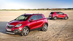 Красный Opel Mokka