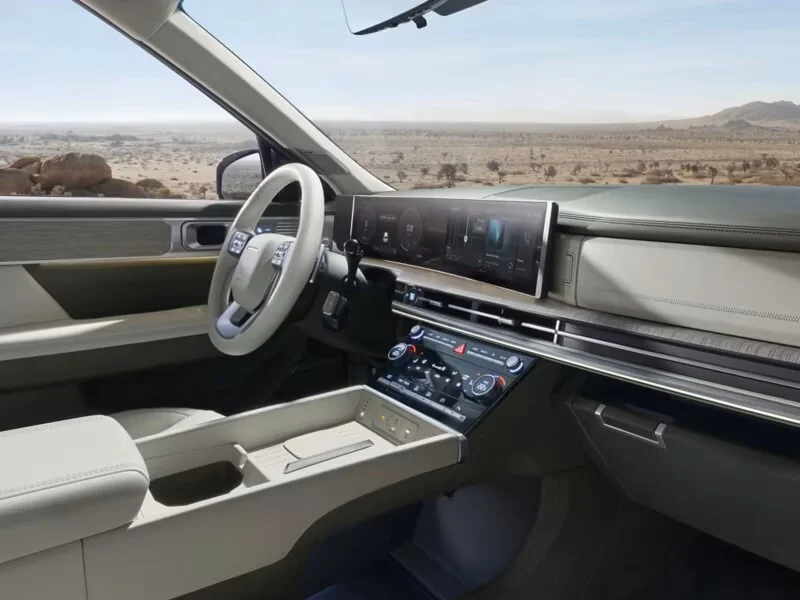 Интерьер Hyundai Santa Fe с панорамным изогнутым дисплеем 12,3