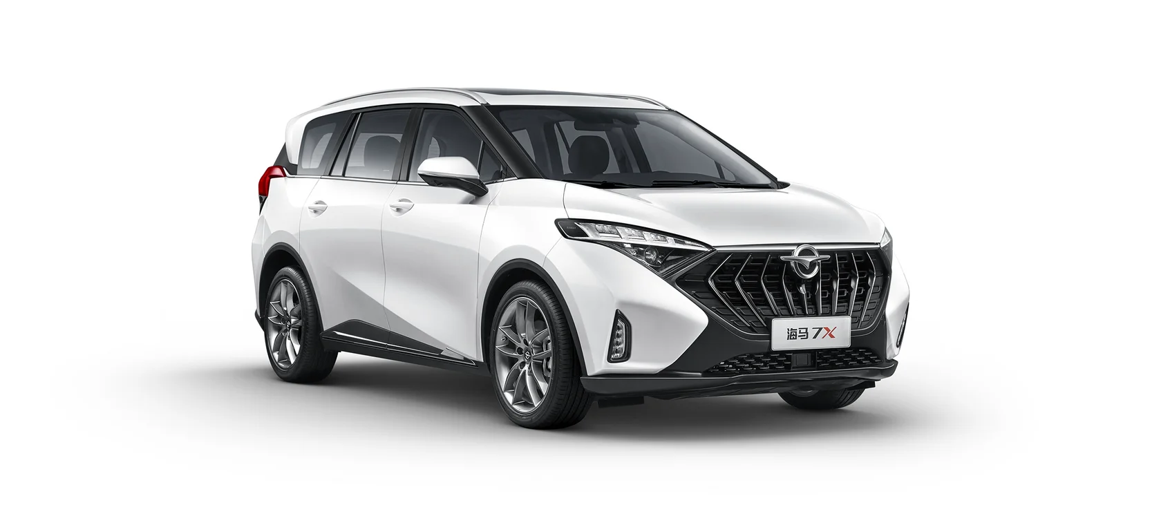 Haima 7X Sandy Beach White — белый 7-местный семейный автомобиль.